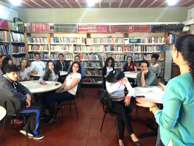 Representantes de Turma reunidos na Escola Estadual Francisco Firmino de Matos, em Contagem, em 2017: espaços para discussão têm que ser sempre abertos entre professores e estudantes. Foto: Tiago Vieira (SEE/MG)